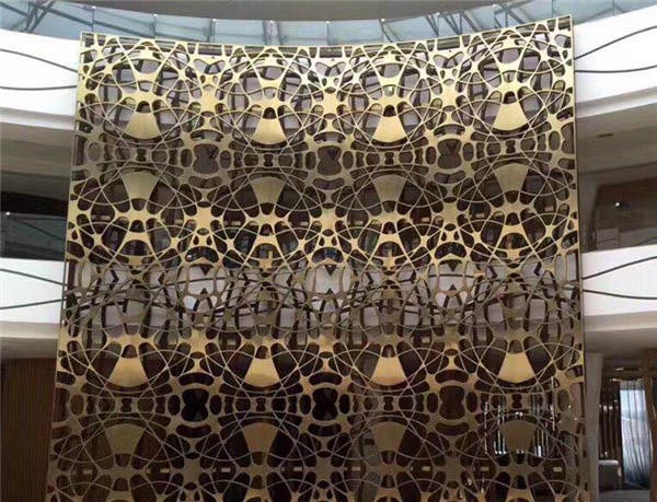 ���P����L